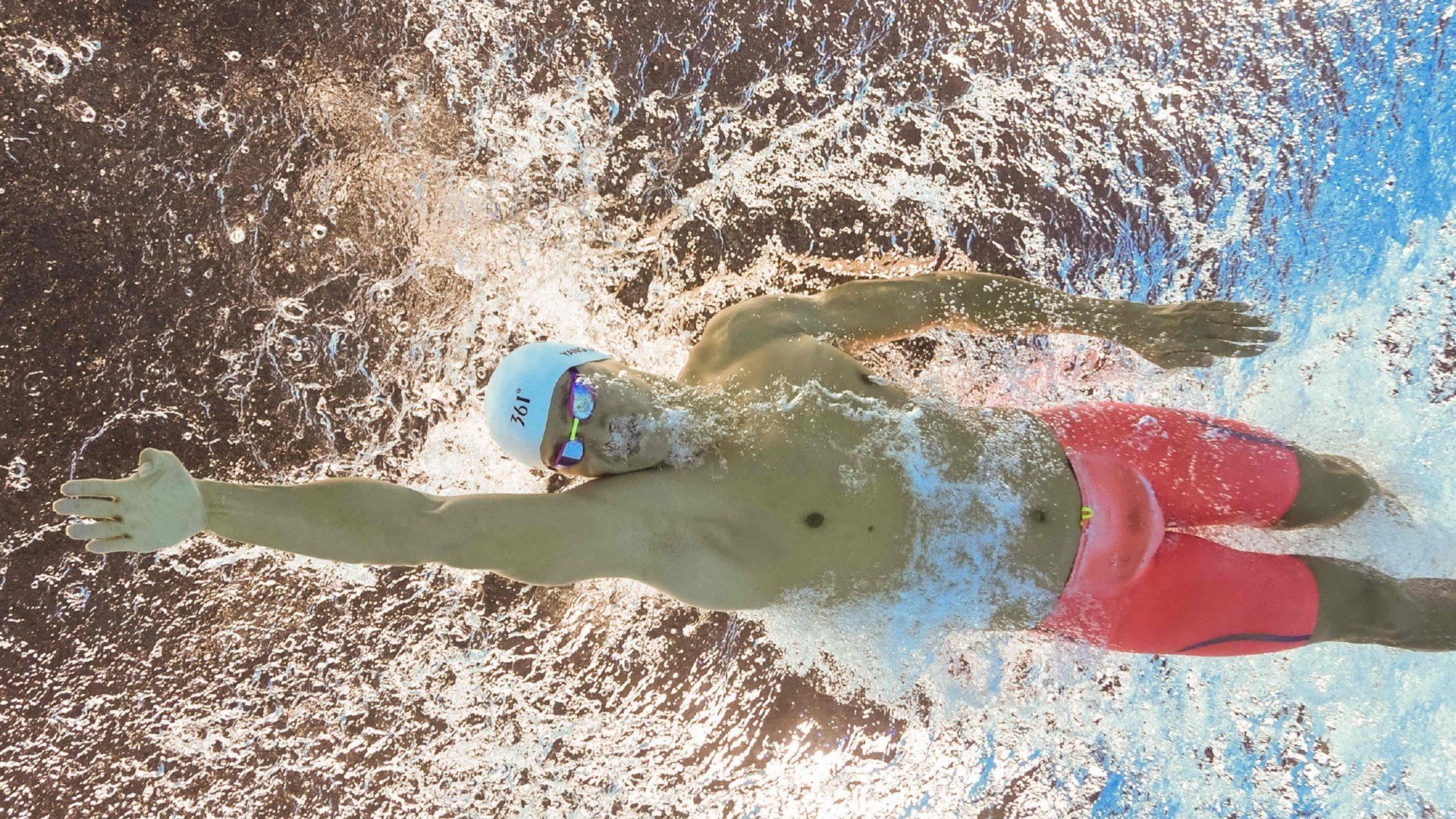 “农忙季间隙乡村夜跑” 村道上亮起反光背心